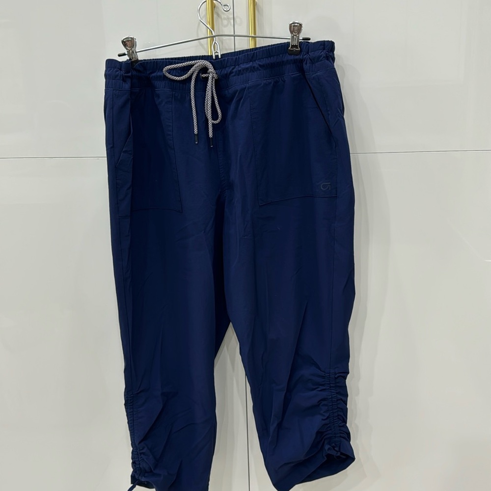 GapFit Ripstop Nylon Capris with Drawstring bottom